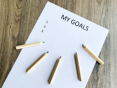 Ahşap masada hedeflerim ile Pano.