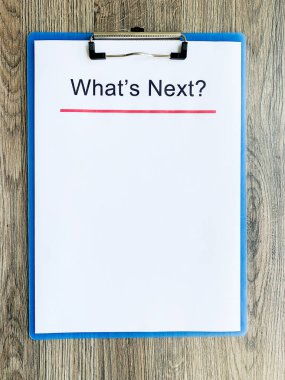 Ahşap masada metin whats ile Pano.