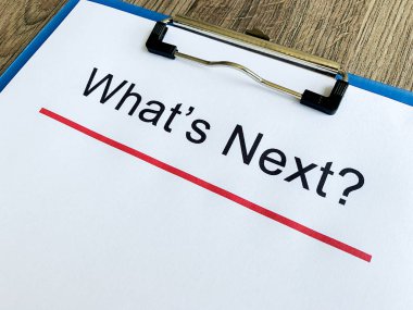 Ahşap masada metin whats ile Pano.