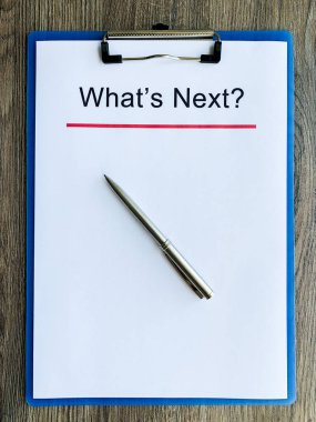 Ahşap masada metin whats ile Pano.