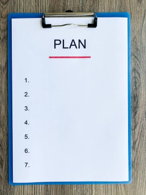 Tahta üzerinde metin planı olan bir pano..