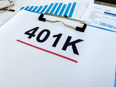 Tahta masa üzerinde 401k planı olan kağıt..