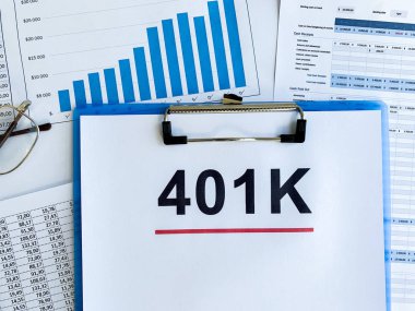 Tahta masa üzerinde 401k planı olan kağıt..