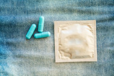 Tıbbi potens hapları ve prezervatif cep kot.