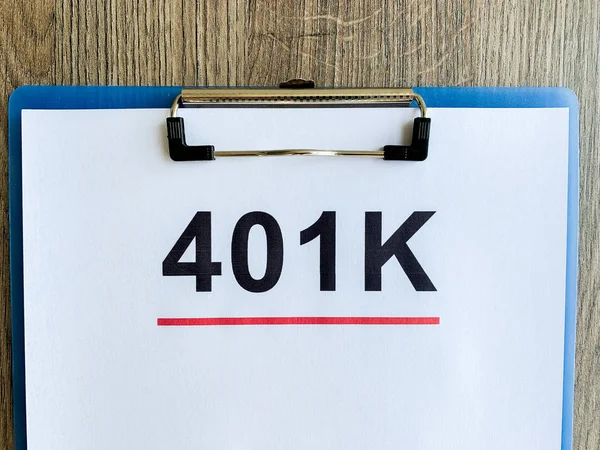 Papel con plan 401k sobre mesa de madera. —  Fotos de Stock