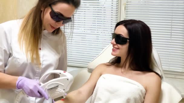 Cuidado com a pele. Cosmetologist faz a remoção do cabelo do laser . — Vídeo de Stock