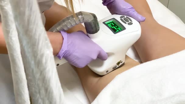 Περιποίηση σώματος. Η γυναίκα είναι στη διαδικασία της lipomassage κλινική. — Αρχείο Βίντεο