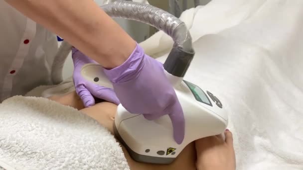 Körperpflege. Frau befindet sich in der Klinik-Lipomassage. — Stockvideo