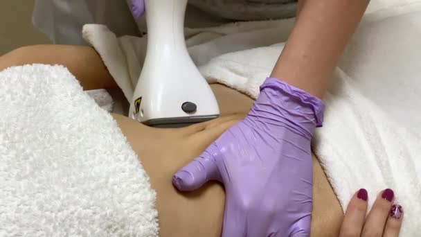 Cura del corpo. Donna è in procinto di lipomassaggio clinica . — Video Stock