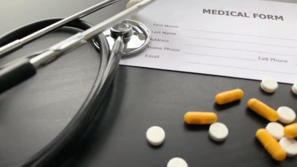 Medicinsk blankett med patientuppgifter om läkare skrivbord. — Stockvideo