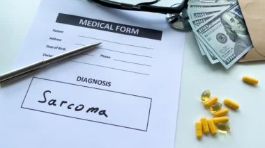 Doktor masasında hasta verileri ile tıbbi form.