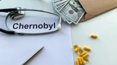 Radyasyon tehlikesi. Siyah bir tablo üzerinde Çernobil Belgeleri.