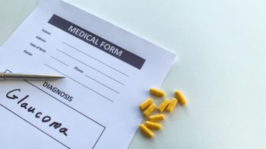 Doktor masasında tıbbi formda glokom tanısı