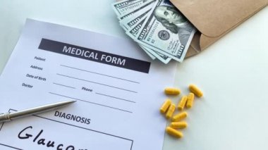 Doktor masasında tıbbi formda glokom tanısı
