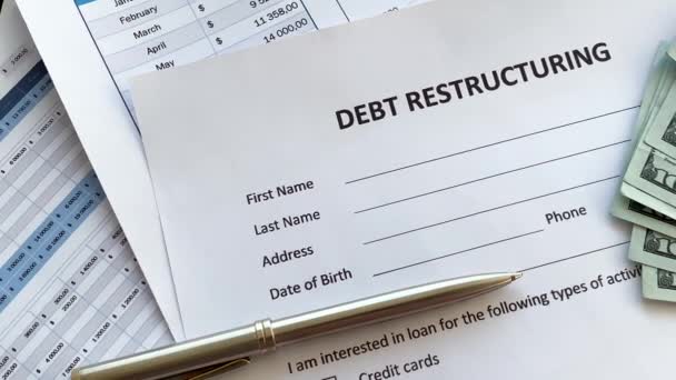 Documento de reestruturação da dívida com gráfico no quadro — Vídeo de Stock