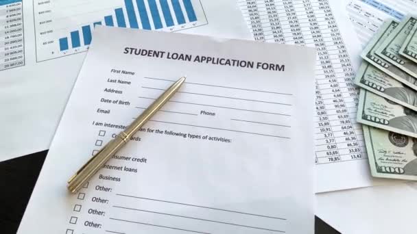 Formulário de pedido de empréstimo estudantil na tabela — Vídeo de Stock