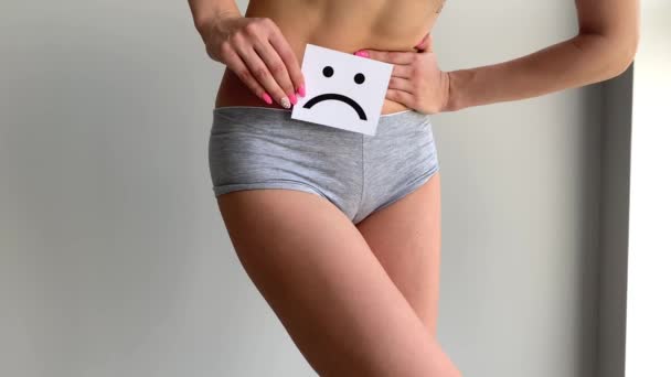 Zdraví ženy. Ženské tělo drží smutný úsměv kartu v blízkosti žaludku. — Stock video