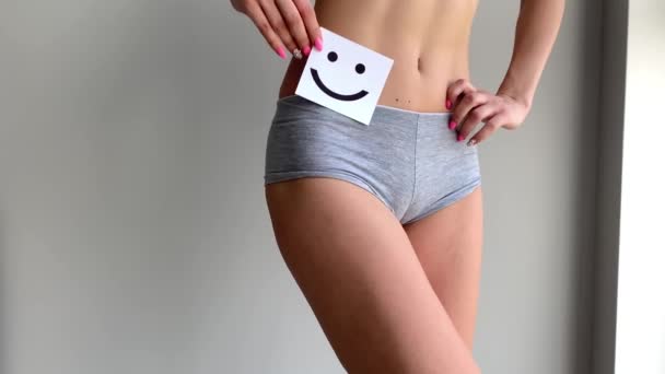 Gezondheid van vrouwen. Close-up van gezonde vrouw met mooie pasvorm slank lichaam in slipje Holding kaart met Happy smiley gezicht in de handen. Maag gezondheid en goede spijsvertering concepten. — Stockvideo