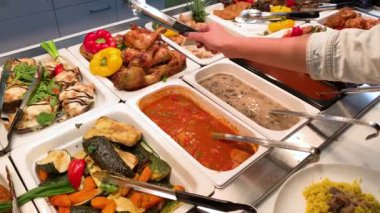 Self servis ile restoranda yemek ile stand