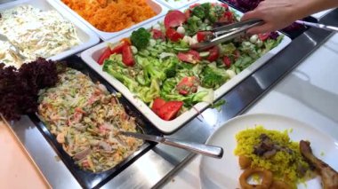 Self servis ile restoranda yemek ile stand