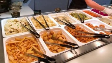 Self servis ile restoranda yemek ile stand