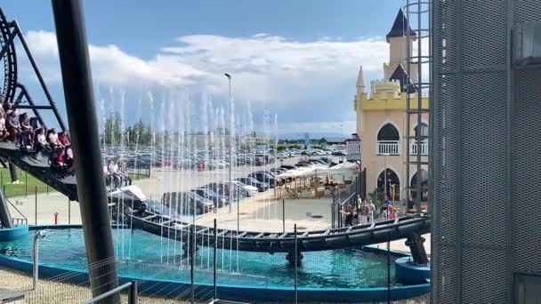 Achterbahnfahrt im Freizeitpark. — Stockvideo