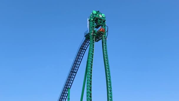 Paseo en montaña rusa en un parque de atracciones . — Vídeos de Stock