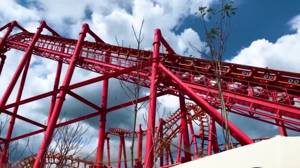 Roller coaster binmek bir eğlence parkı. — Stok video