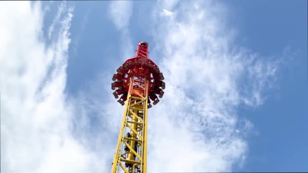 Eğlence parkı, serbest güz kulesi ile cazibe. — Stok video