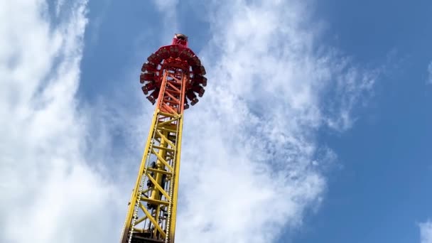 Parco divertimenti, attrazione con torre caduta libera . — Video Stock