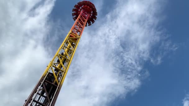 Pretpark, attractie met vrije val toren. — Stockvideo