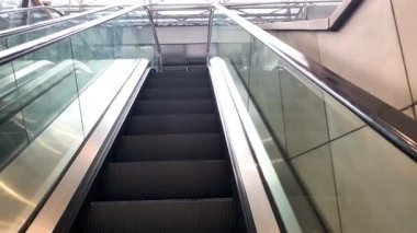 Büyük bir alışveriş merkezi mağazasında yürüyen merdiven çalışması.