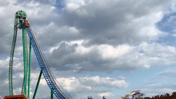 Roller coaster ride in een pretpark. — Stockvideo