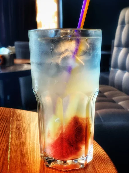 Cocktail alcoólico em vidro no bar . — Fotografia de Stock