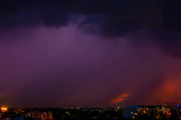 闪电袭击风暴在城市紫色光. — 图库照片