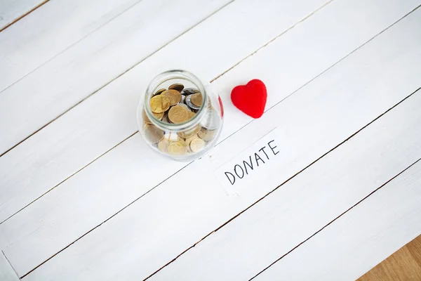 Donazioni e Carità. Concetto di donazione. Una scatola delle donazioni sullo sfondo bianco — Foto Stock