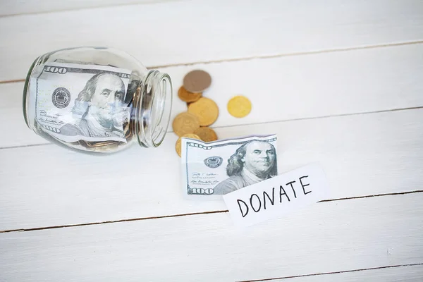 Spenden und Wohltätigkeit. Spendenkonzept. eine Spendenbox auf weißem Hintergrund — Stockfoto