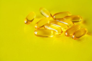 Omega 3 balık yağı sarı yumuşak jel kapsüller.