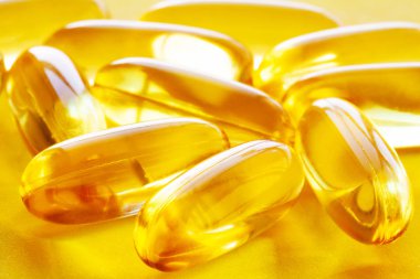 Omega 3 balık yağı sarı yumuşak jel kapsüller.