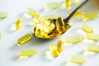 Omega 3 balık yağı sarı yumuşak jel kapsüller.