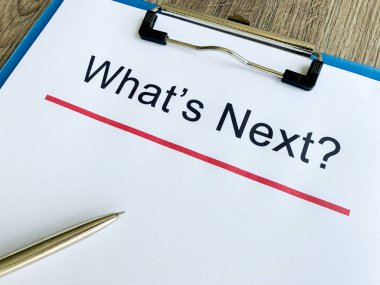 Ahşap masada metin whats ile Pano.