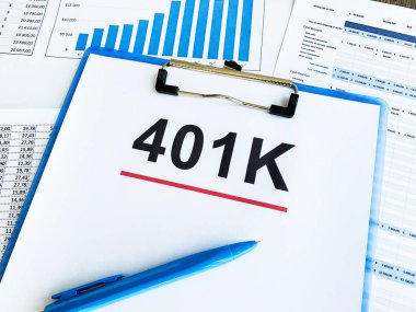 Tahta masa üzerinde 401k planı olan kağıt.