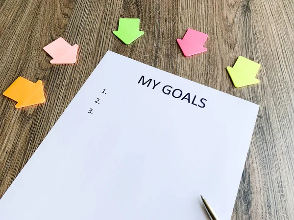 Ahşap masada hedeflerim ile Pano.