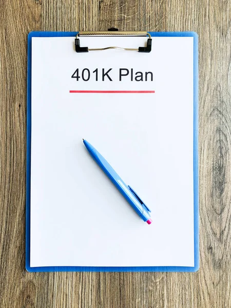 Papel con plan 401k sobre mesa de madera —  Fotos de Stock