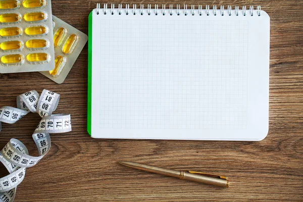 Ahşap masa üzerinde beyaz dizüstü bilgisayar üst görünümü.