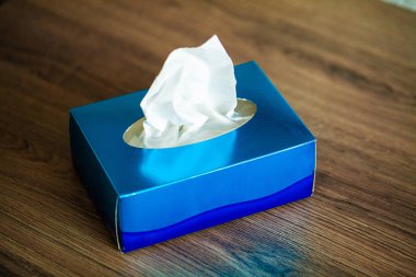 Kahverengi masa üzerinde kutu hijyen peçeteleri