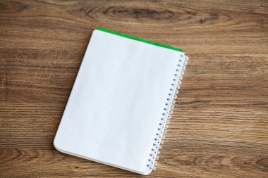 Ahşap masa üzerinde beyaz dizüstü bilgisayar üst görünümü.