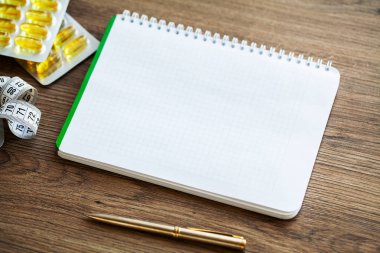 Ahşap masa üzerinde beyaz dizüstü bilgisayar üst görünümü.