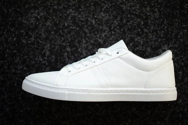 Ny snygg vit sneaker på golvet hemma. — Stockfoto