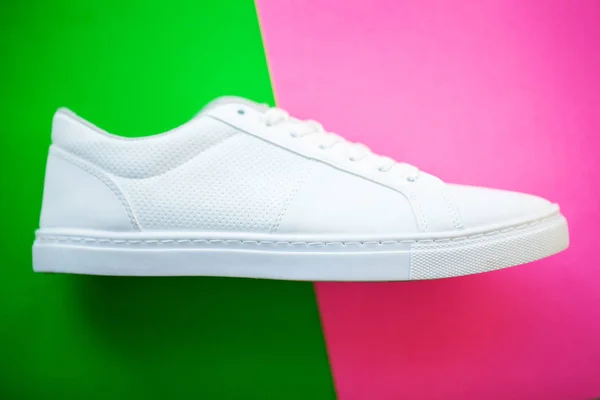 Par de nuevas zapatillas blancas con estilo sobre fondo rosa verde . —  Fotos de Stock